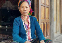 Bà Hồ Thị Chặng ở xã Trường Xuân (Quảng Ninh) trong trang phục và trang sức truyền thống của dân tộc Bru-Vân Kiều.