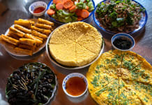 Ăn tối cùng người dân địa phương là trải nghiệm thú vị Oxalis mang lại cho du khách ở xã Tân Hóa (Minh Hóa). Ảnh: Oxalis