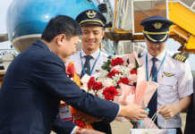  Lãnh đạo Sở Du lịch tặng hoa cho phi hành đoàn.