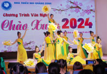 Nhiều tiết mục đặc sắc thu hút đông đảo người xem.