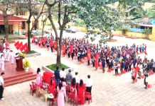 Chào cờ đầu tuần của Trường PTDTBT tiểu học và THCS Lâm Thủy (Lệ Thủy). 