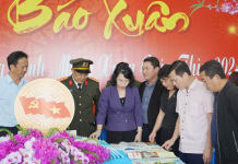 Lãnh đạo Sở Văn hóa-Thể thao tham quan trưng bày sách, báo tại Thư viện tỉnh trong ngày 2/2/2024.