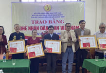 Trao bằng công nhận danh hiệu Nghệ nhân dân gian Việt Nam và kỷ niệm chương “Vì sự nghiệp văn nghệ dân gian " cho các cá nhân.