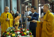 Lãnh đạo huyện Lệ Thủy thực hiện nghi lễ tắm Phật.