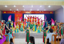 Tiết mục trình diễn báo cáo của học viên lớp đàn và hát dân ca xã Lộc Ninh.