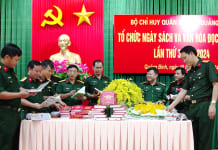 Đại biểu tham quan gian trưng bày sách theo các chủ đề.