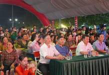 Các đại biểu và đông đảo du khách, người dân tham gia chương trình.