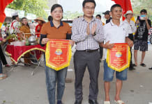 Ban Tổ chức trao giải nhất, nhì  nội dung thi cắt chuối.