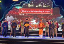 Các nghệ nhân biểu diễn hát sắc bùa tại Hội rằm tháng ba Minh Hóa 2024.