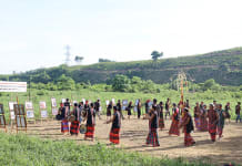 Các học viên tái hiện lại lễ hội Trỉa lúa của người Bru-Vân Kiều.