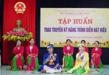 Tiết mục trình diễn báo cáo của học viên lớp học hát Kiều tại xã Quảng Kim.