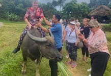 Du khách quốc tế hào hứng trải nghiệm du lịch nông nghiệp.