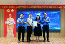 Tác giả Lý Minh Luyến trao tặng bản nhạc ca khúc “Khát vọng thanh niên Quảng Bình” cho Hội LHTN Việt Nam tỉnh