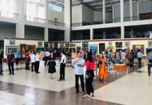 Khách tham quan triển lãm.