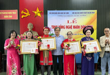 Trao bằng công nhận danh hiệu NNDG Việt Nam và kỷ niệm chương “Vì sự nghiệp văn nghệ dân gian 