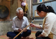 Già làng Trần Văn Phúc vẫn say mê với những nhạc cụ truyền thống của đồng bào Bru-Vân Kiều.