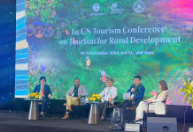 Đại diện Làng du lịch Tân Hoá (bên trái) tham gia thảo luận tại hội nghị. 