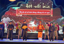 Biểu diễn hát sắc bùa tại Hội rằm tháng Ba Minh Hoá.