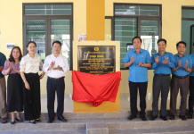 Bàn giao công trình nhà nội trú cho cán bộ, giáo viên xã Lâm Thủy (Lệ Thủy).
