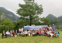 Du khách hào hứng khám phá, trải nghiệm tour du lịch gắn với đời sống văn hóa người Bru-Vân Kiều ở Quảng Bình.