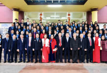 Tập thể cơ quan BHXH tỉnh chụp ảnh lưu niệm cùng lãnh đạo đơn vị qua các thời kỳ.