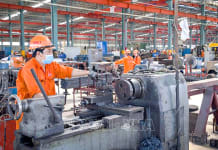 Công nhân lao động mong muốn tăng lương tối thiểu vùng để cải thiện mức sống. Ảnh: TTXVN