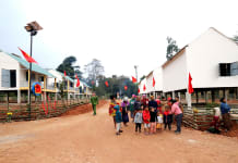 Những ngôi nhà mới mọc lên tại bản Cồn Roàng, xã Thượng Trạch (Bố Trạch).