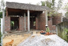 Ngôi nhà của bà Trần Thị Quý ở thôn Linh Cận Sơn, xã Quảng Sơn đang được xây dựng phần tường bao.