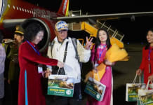 Bà Nguyễn Thị Bích Thuỷ, TUV, Giám đốc Sở Văn hóa, Thể thao và Du lịch đã trực tiếp đón và tặng hoa cho đoàn khách, phi hành đoàn.
