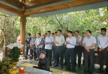 Lễ dâng hương tại đền thờ thác Bụt, xã Yên Hóa, Minh Hóa.