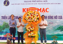 Hội Sinh vật cảnh các tỉnh, thành phố tặng hoa chúc mừng triển lãm.