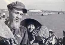 Người dân Đồng Hới góp đá thi công cầu Dài, năm 1973.      Ảnh: Tư liệu