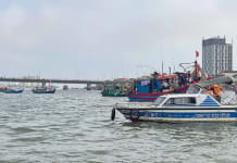 Lực lượng chức năng bảo đảm an toàn cho lễ hội đua thuyền trên sông Nhật Lệ, TP. Đồng Hới dịp lễ 30/4 và 1/5.