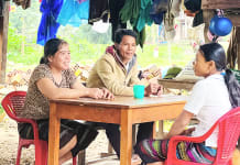 Chị Hồ Thị Quế, Trưởng bản Chân Trôộng (xã Trường Sơn, Quảng Ninh) trao đổi với bà con dân bản.