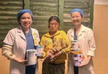 Trẻ sơ sinh 5 ngày tuổi bị thủng dạ dày vì mẹ cho ăn cơm