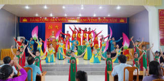 Tiết mục trình diễn báo cáo của học viên lớp đàn và hát dân ca xã Lộc Ninh.