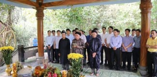Lễ dâng hương tại đền thờ thác Pụt (Bụt-P.V) xã Yên Hóa (Minh Hóa).
