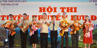 Lãnh đạo Sở Văn hóa và Thể thao, UBND huyện Bố Trạch tặng hoa, quà chúc mừng các đội tuyên truyền lưu động.