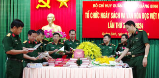 Đại biểu tham quan gian trưng bày sách theo các chủ đề.