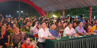 Các đại biểu và đông đảo du khách, người dân tham gia chương trình.