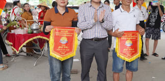 Ban Tổ chức trao giải nhất, nhì  nội dung thi cắt chuối.
