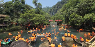 Trong dịp lễ 30/4, 1/5, Khu du lịch sinh thái suối nước Moọc thu hút hàng nghìn lượt khách đến tham quan, trải nghiệm.