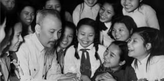 Đoàn đại biểu học sinh trường Trưng Vương, đại diện cho các học sinh có thành tích xuất sắc trong phong trào thi đua “Học tốt” của Hà Nội đến chúc mừng sinh nhật Bác Hồ, ngày 19/5/1958, tại Phủ Chủ tịch. Ảnh: TTXVN