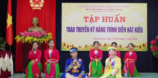 Tiết mục trình diễn báo cáo của học viên lớp học hát Kiều tại xã Quảng Kim.