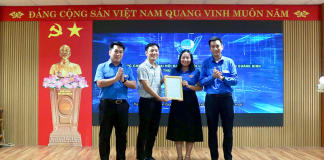 Tác giả Lý Minh Luyến trao tặng bản nhạc ca khúc “Khát vọng thanh niên Quảng Bình” cho Hội LHTN Việt Nam tỉnh