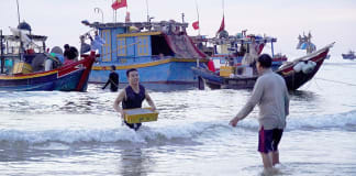 Nếu có sự liên kết tốt, chợ cá và làng nghề chế biến hải sản ở xã Nhân Trạch (Bố Trạch) sẽ là tour du lịch đặc sắc.