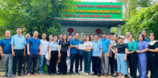 Các đoàn khách đến tham quan, mua sắm tại điểm tham quan du lịch HTX Cự Nẫm.