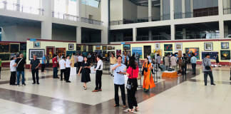 Khách tham quan triển lãm.