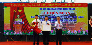 Đồng chí Phó Chủ tịch UBND tỉnh Hoàng Xuân Tân trao quyết định công nhận điểm du lịch Đền Thánh Mẫu  Liễu Hạnh cho lãnh đạo huyện Quảng Trạch.