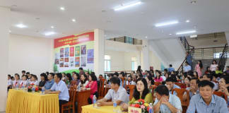 Các đại biểu tham dự chương trình. 